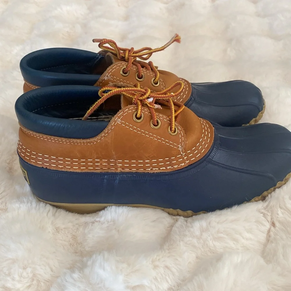 Women’s Navy and Brown Lace-Up Duck Shoes